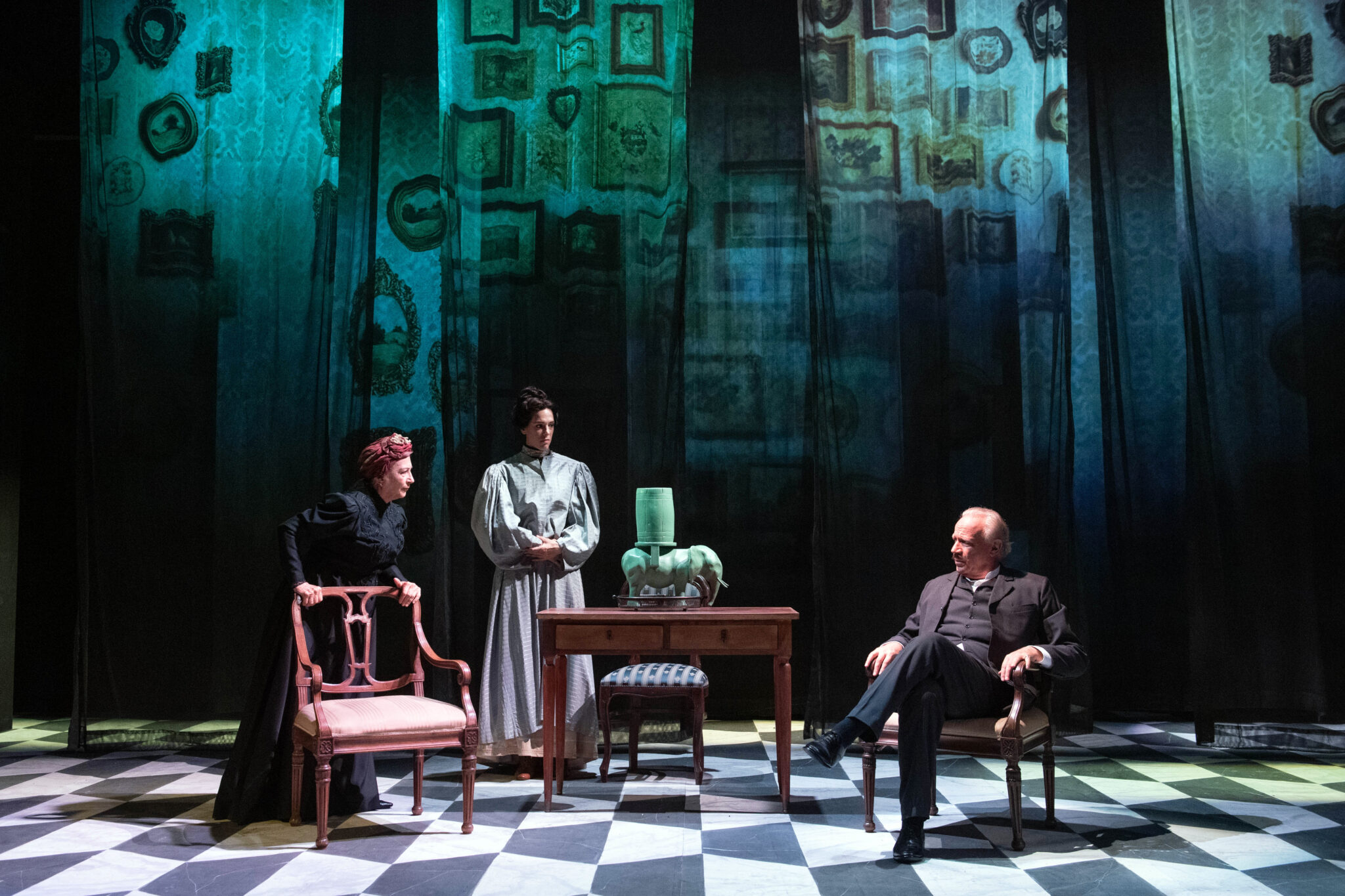 il fu Mattia Pascal regia Marco Tullio Giordana nella foto Marilù Prati Roberta Lucca Geppy Gleijeses